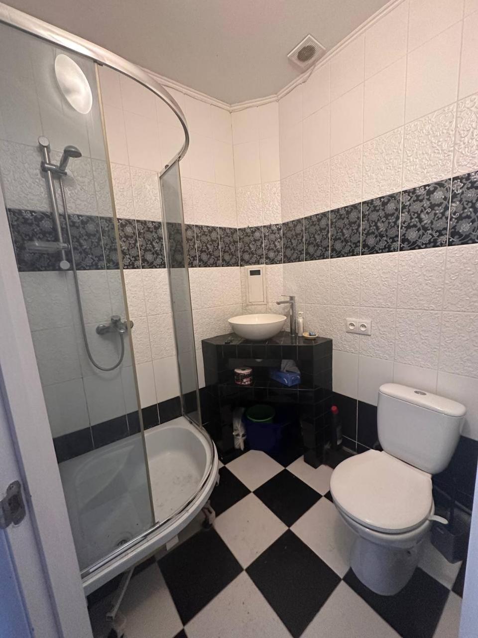 Біля Залізничного Вокзалу Вулиця Олени Степанівни 33Б Apartamento Lviv Exterior foto